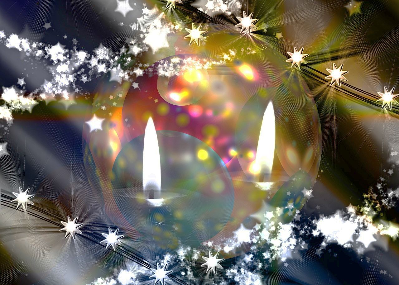 grafika komuperowa przedstawiająca bombkę choinkową, świeczki, gwiazdki